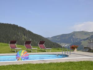 Schwimmbad neben dem Haus