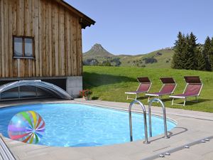 Schwimmbad neben dem Haus