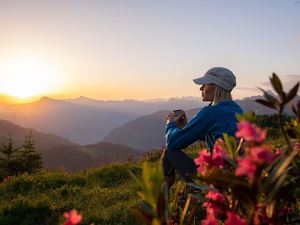 entspannter-sonnenaufgang-beim-wandern