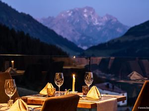 Sky Lounge Rote Wand Image NEU