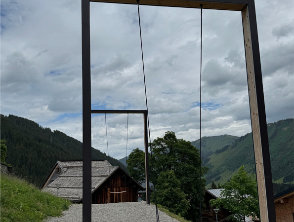 Hutschen an der Kulisse Pfarrhof