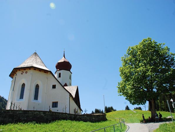 Kirche im Sommer 